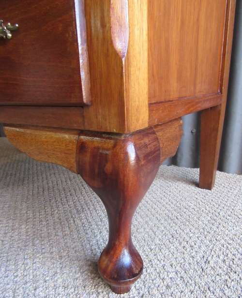 A STUNNING FOUR DRAWER QUEEN ANNE CHEST OF DRAWERS IN EXCELLENT CONDITTION