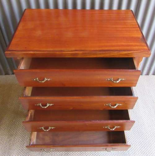A STUNNING FOUR DRAWER QUEEN ANNE CHEST OF DRAWERS IN EXCELLENT CONDITTION