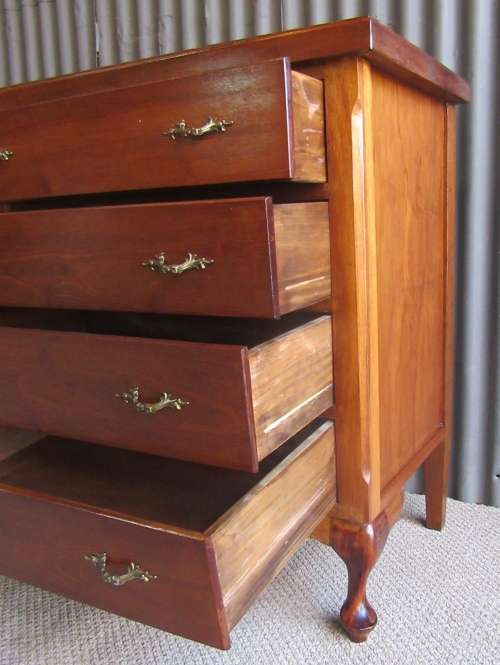 A STUNNING FOUR DRAWER QUEEN ANNE CHEST OF DRAWERS IN EXCELLENT CONDITTION