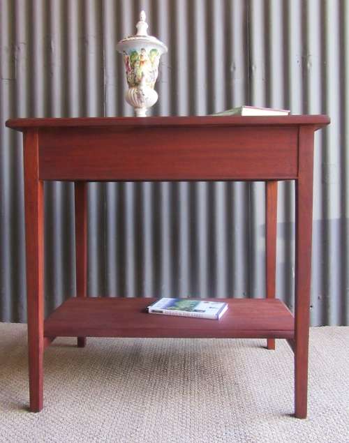 A STUNNING SOLID WOOD VINTAGE OCCASIONAL TABLE -