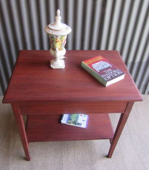 A STUNNING SOLID WOOD VINTAGE OCCASIONAL TABLE -