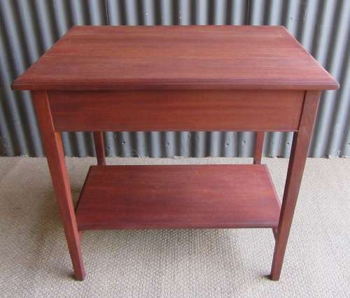 A STUNNING SOLID WOOD VINTAGE OCCASIONAL TABLE -