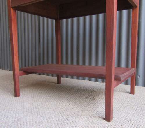 A STUNNING SOLID WOOD VINTAGE OCCASIONAL TABLE -