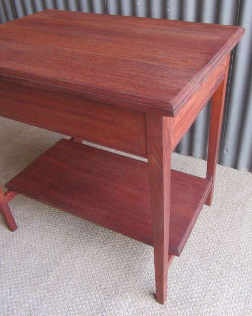 A STUNNING SOLID WOOD VINTAGE OCCASIONAL TABLE -