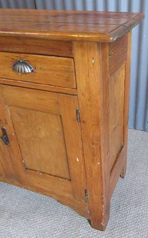 A TRENDY ANTIQUE COTTAGE STYLE SIDE SERVER WITH TWO DRAWERS & TWO DOORS