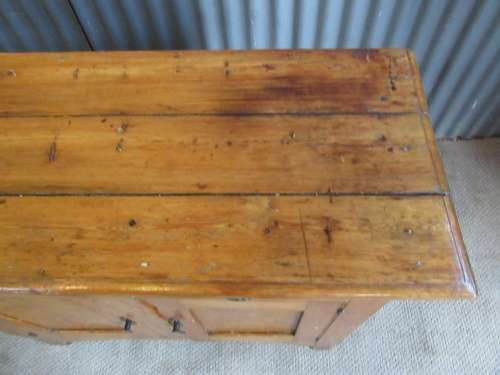 A TRENDY ANTIQUE COTTAGE STYLE SIDE SERVER WITH TWO DRAWERS & TWO DOORS