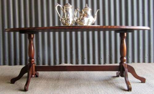 A GORGEOUS OVAL COFFEE TABLE ROUND OF WITH DETAILED LEGS
