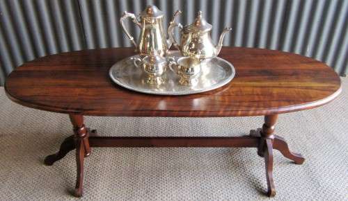 A GORGEOUS OVAL COFFEE TABLE ROUND OF WITH DETAILED LEGS