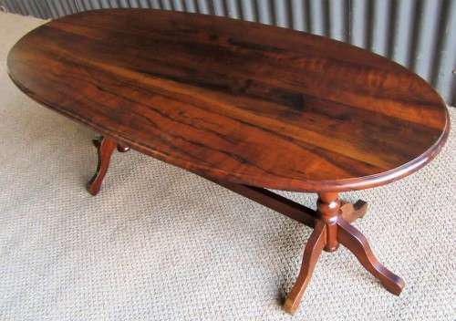 A GORGEOUS OVAL COFFEE TABLE ROUND OF WITH DETAILED LEGS