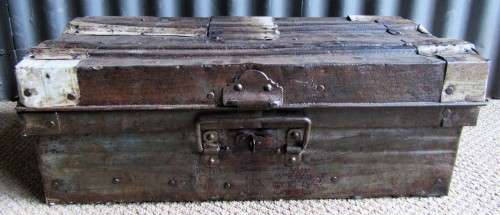 A STUNNING VINTAGE METAL TRUNK LOVELY SHABBY CHIC DECOR