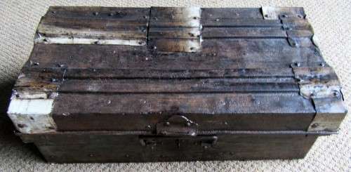A STUNNING VINTAGE METAL TRUNK LOVELY SHABBY CHIC DECOR
