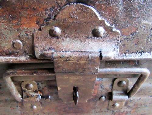 A STUNNING VINTAGE METAL TRUNK LOVELY SHABBY CHIC DECOR