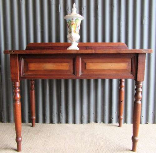 A BEAUTIFULL ANTIQUE TABLE - COUNTRY COTTAGE STYLE