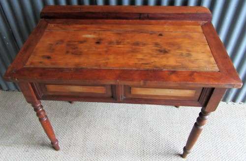 A BEAUTIFULL ANTIQUE TABLE - COUNTRY COTTAGE STYLE