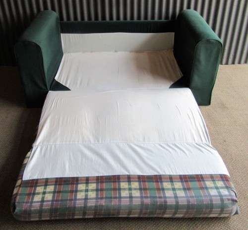 A LOVLEY VINTAGE SLEEPER COUCH -