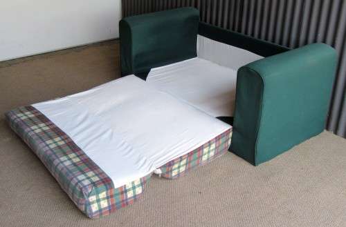 A LOVLEY VINTAGE SLEEPER COUCH -