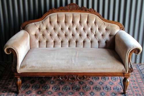 A GLAMOURS VICTORIAN STYLE DOUBLE SEATER SOFA COMFORTABLE FOR THAT SPECIAL CORNER