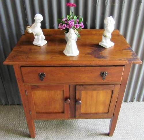 A STUNNING TWO DOOR & DRAWER OAK SMALL SERVER PERFECT FOR A BATHROOM