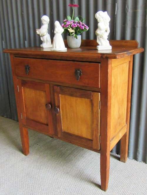 A STUNNING TWO DOOR & DRAWER OAK SMALL SERVER PERFECT FOR A BATHROOM