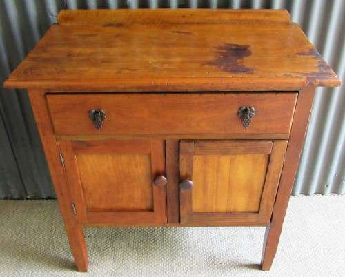 A STUNNING TWO DOOR & DRAWER OAK SMALL SERVER PERFECT FOR A BATHROOM