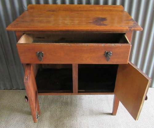 A STUNNING TWO DOOR & DRAWER OAK SMALL SERVER PERFECT FOR A BATHROOM