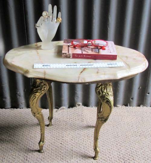 AN ELGANT & STYLISH ONEX/GRANITE SIDE TABLE WITH BEAUTIFUL ORNATE BRASS LEGS
