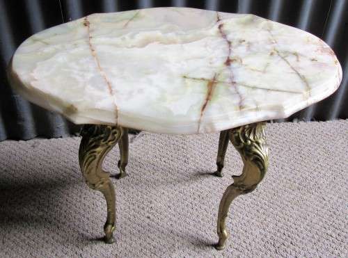 AN ELGANT & STYLISH ONEX/GRANITE SIDE TABLE WITH BEAUTIFUL ORNATE BRASS LEGS