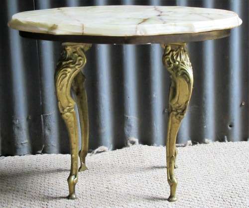 AN ELGANT & STYLISH ONEX/GRANITE SIDE TABLE WITH BEAUTIFUL ORNATE BRASS LEGS