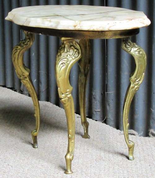 AN ELGANT & STYLISH ONEX/GRANITE SIDE TABLE WITH BEAUTIFUL ORNATE BRASS LEGS