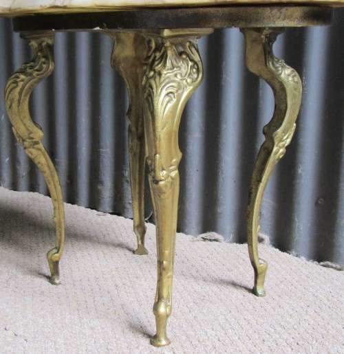 AN ELGANT & STYLISH ONEX/GRANITE SIDE TABLE WITH BEAUTIFUL ORNATE BRASS LEGS