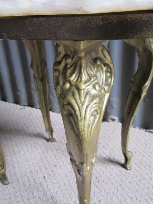 AN ELGANT & STYLISH ONEX/GRANITE SIDE TABLE WITH BEAUTIFUL ORNATE BRASS LEGS