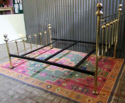 WOW A ANTIQUE BRASS QUEEN SIZE BED - SO MUCH CHARM AND ELEGANCE TO TO THIS PIECE