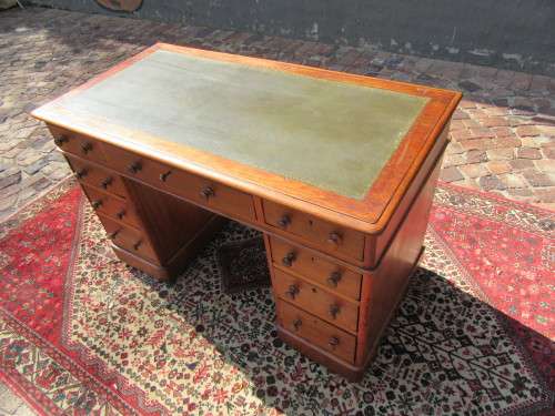 Fine Quality Victorian oak Antique Pedestal Desk Dating from the late 19th century to around 1880