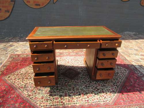Fine Quality Victorian oak Antique Pedestal Desk Dating from the late 19th century to around 1880
