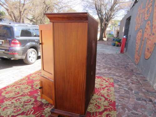 Four-door Mahogany cupboard with beautiful crown molding on top