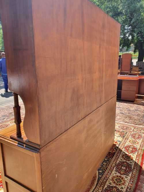Stunning solid wood led glass buffet server in good condition