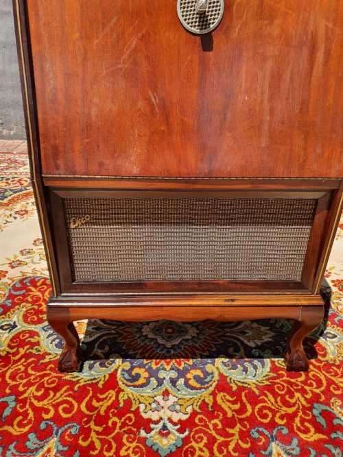 Ball and Claw Radio Cabinet not tested