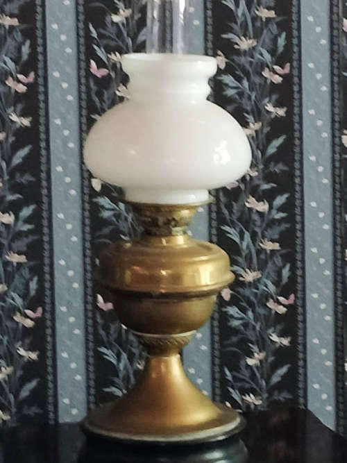 Antique Edwardian 1901 - 1910 quality brass and glass oil lamp