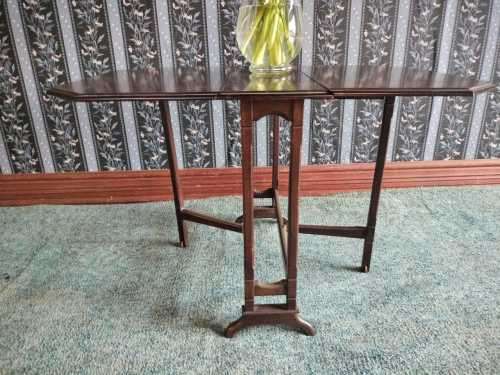 Quality antique Victorian mahogany Sutherland table