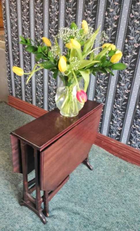 Quality antique Victorian mahogany Sutherland table