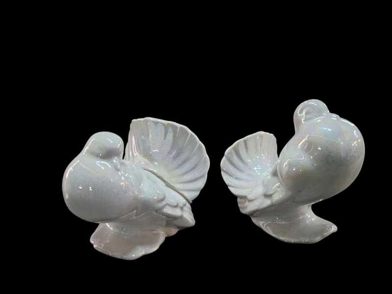 Stunning pair of vintage pearl glazed pigeon fan tail doves, measuring  H 11cm x L 9cm x W 11cm
