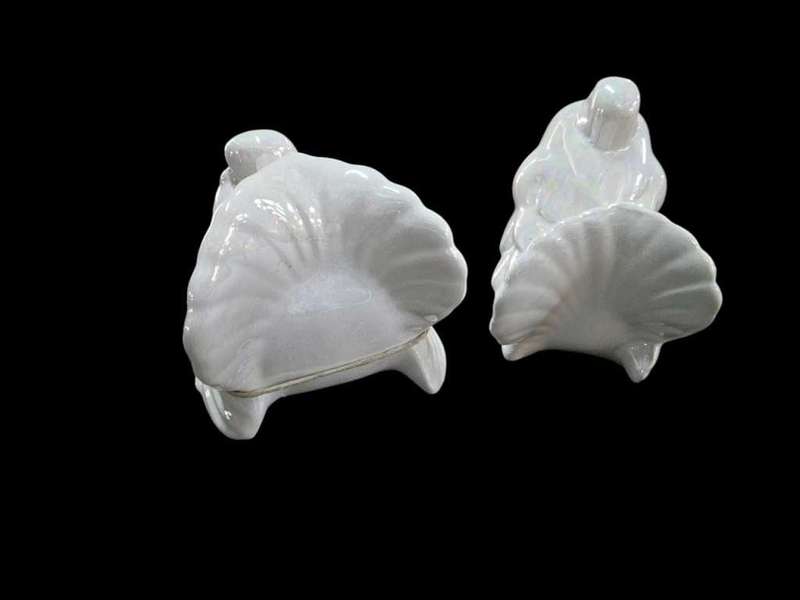 Stunning pair of vintage pearl glazed pigeon fan tail doves, measuring  H 11cm x L 9cm x W 11cm