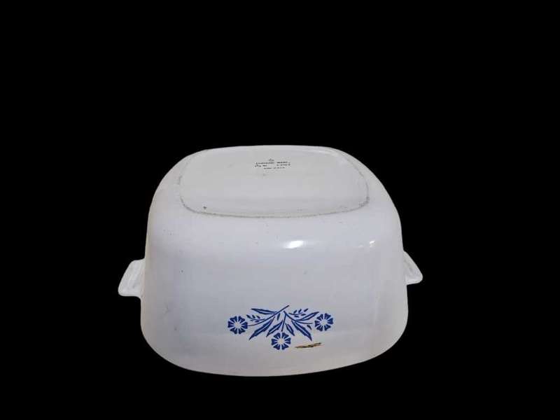 Vintage Corn Flower Corning Lided Dish, measuring at 15x28cm - perfect for all your cooking