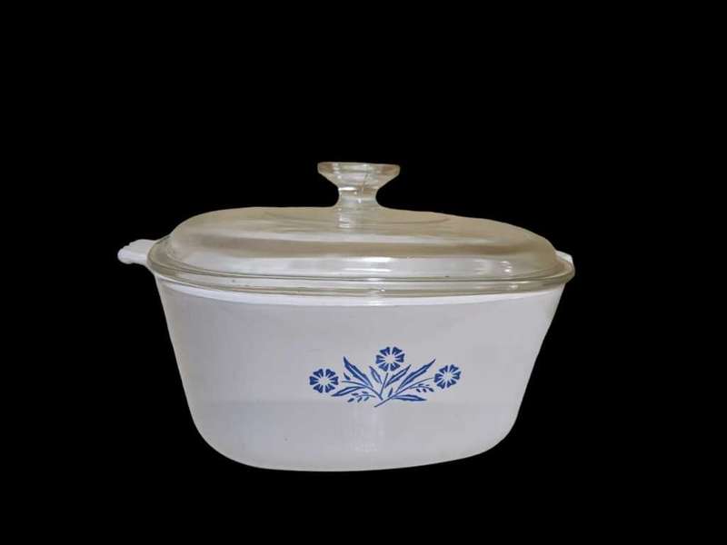 Vintage Corn Flower Corning Lided Dish, measuring at 15x28cm - perfect for all your cooking