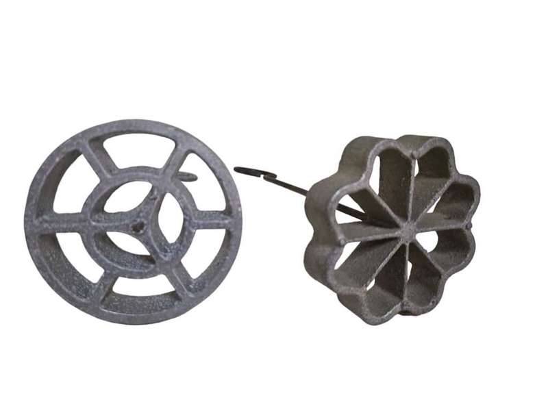 Pair of snackle irons