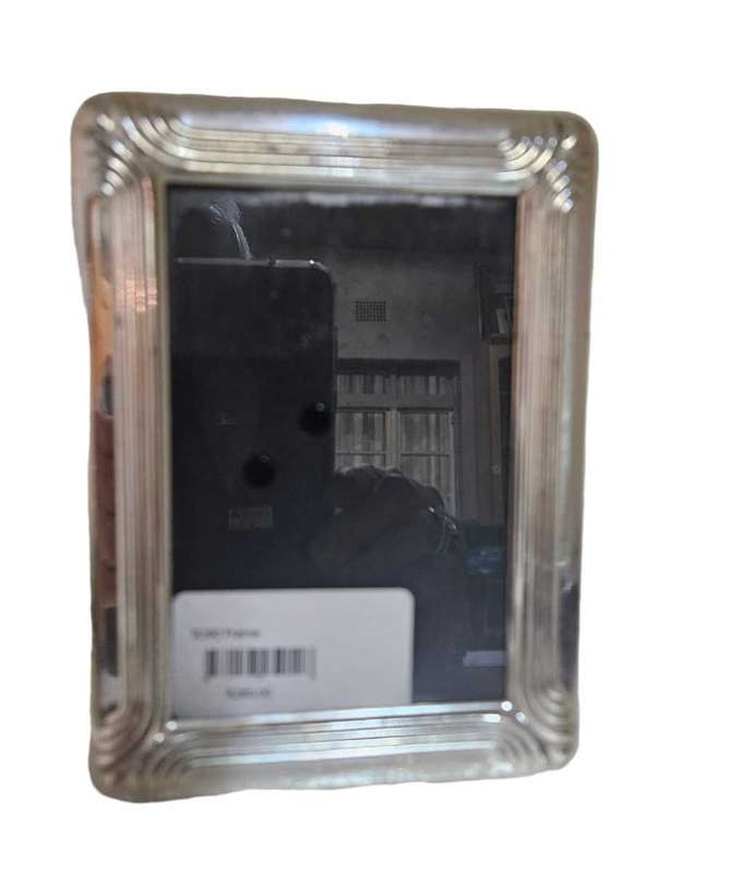Silver-plated frame measuring 16x12cm, this classic piece