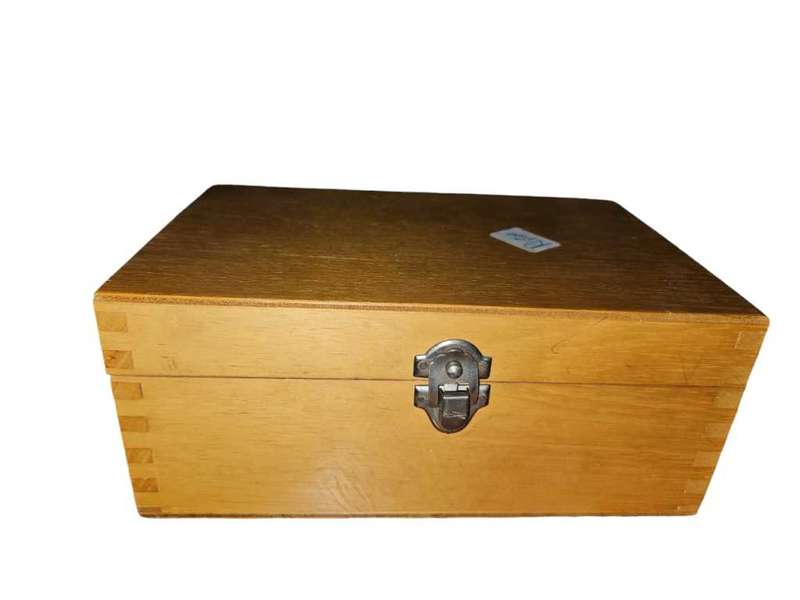 CHEST SET IN A WOODEN BOX NO BOARD