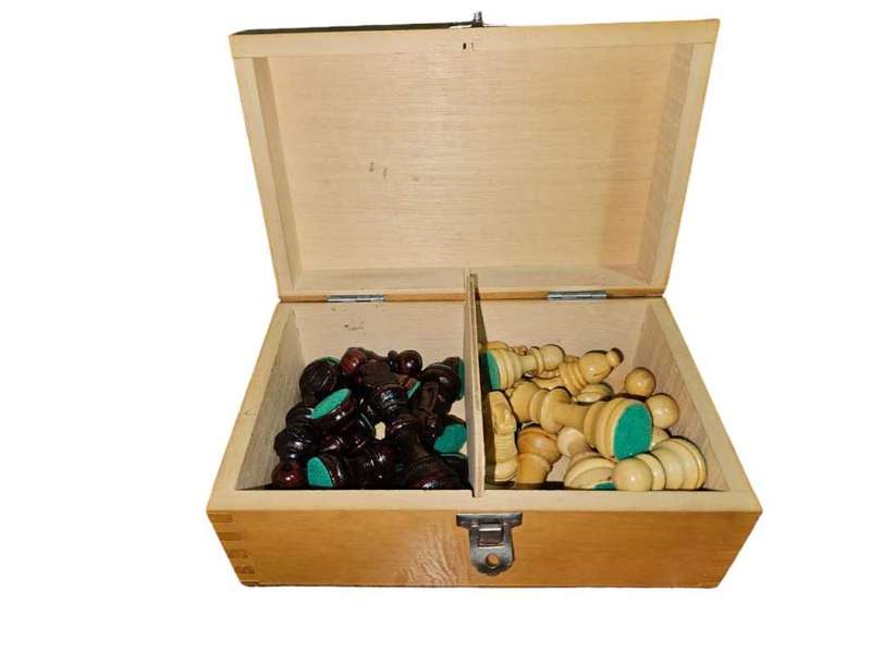 CHEST SET IN A WOODEN BOX NO BOARD