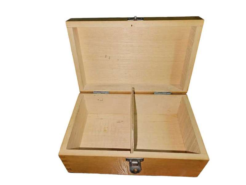 CHEST SET IN A WOODEN BOX NO BOARD