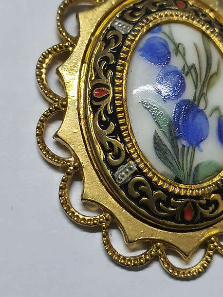 Forget me not pendant with a gold tone